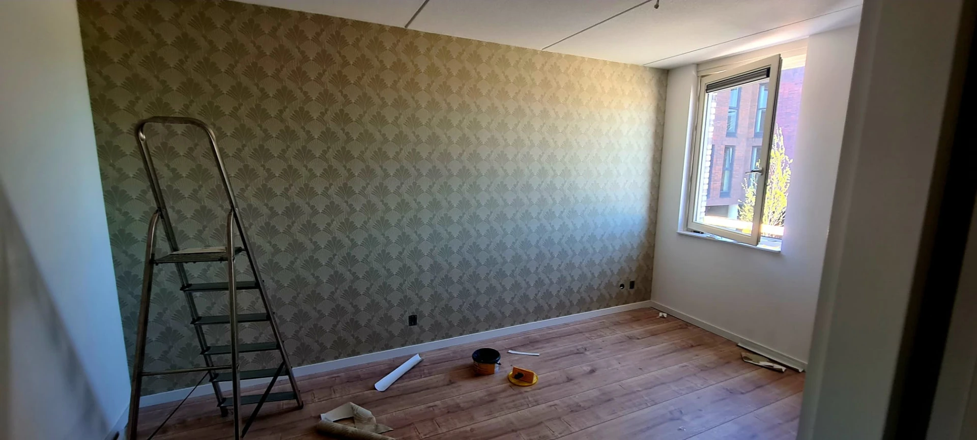 Kamer met professioneel behangwerk